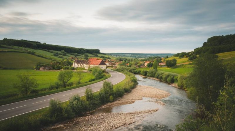 Les plus belles routes pour un road trip à travers la campagne française.
