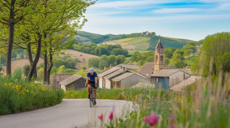 Les plus belles balades à vélo à travers les paysages français.