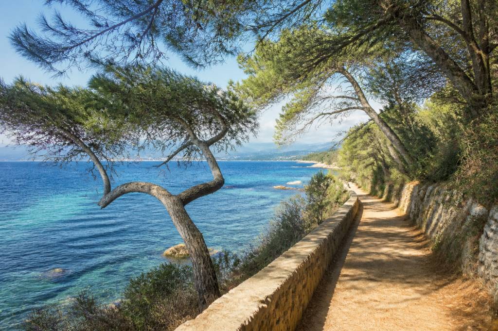 Antibes chemin des douaniers : balade entre mer et panoramas
